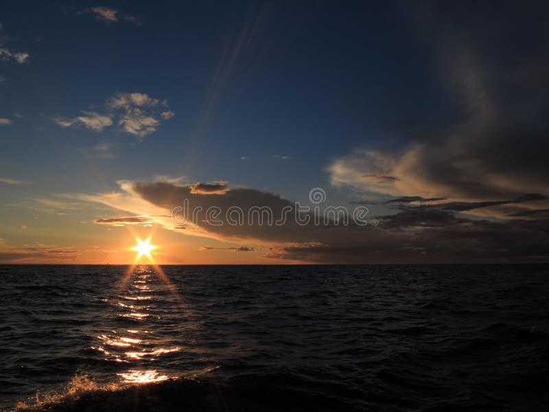 Dramatische zonsondergang over de Oostzee stock fotografie Dramatische zonsondergang over de Oostzee stock fotografie