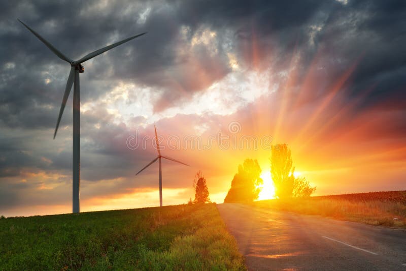 Dramatische zonsondergang boven de oude weg stock fotografie
