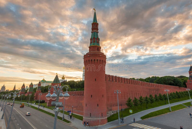Dramatische zonsondergang over Moskou het Kremlin, Rusland royalty-vrije stock fotografie Dramatische zonsondergang over Moskou het Kremlin, Rusland royalty-vrije stock fotografie