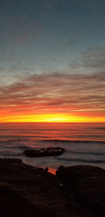 Dramatische Zonsondergang over Vreedzame Oceaan - Golven die op de Rotsen verpletteren royalty-vrije stock afbeeldingen Dramatische Zonsondergang over Vreedzame Oceaan - Golven die op de Rotsen verpletteren royalty-vrije stock afbeeldingen