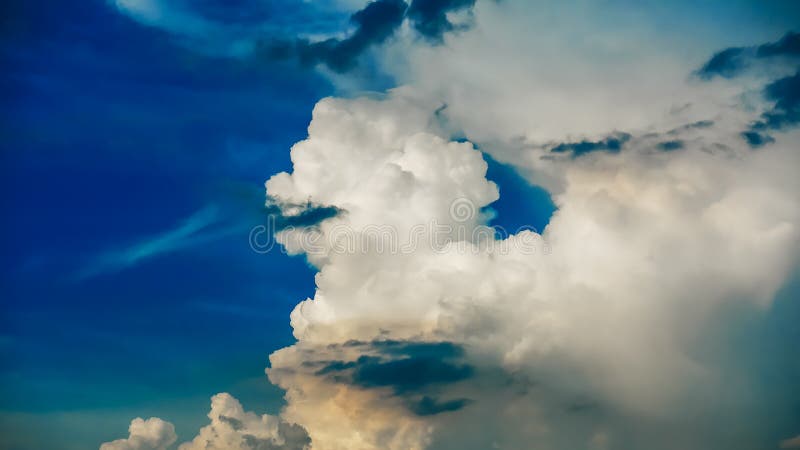 Dramatisk blå himmel- och molnbakgrund royaltyfri foto Dramatisk blå himmel- och molnbakgrund royaltyfri foto