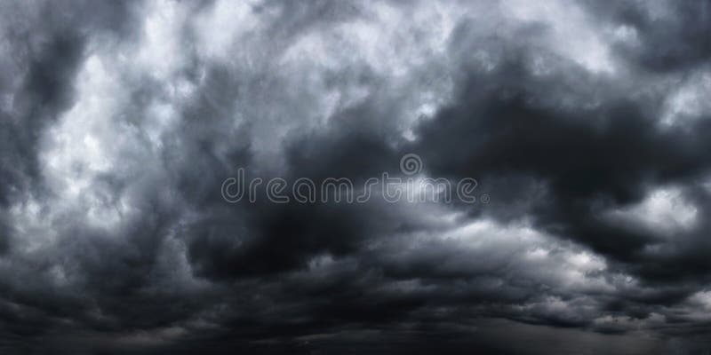 Dramatisk mörk stormhimmel med regn moln som bakgrund royaltyfri foto