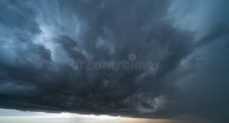 Dramatisk regnig stormhimmel med mörka fluffiga moln abstrakt bakgrundsnatur arkivbilder