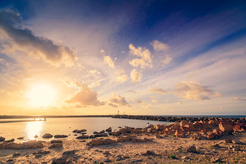 Dramatisk solnedgång över stranden royaltyfria foton Dramatisk solnedgång över stranden royaltyfria foton