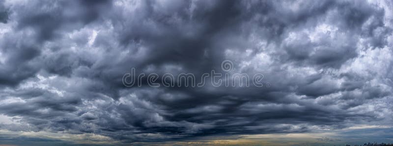 Dramatiska stormmoln bildande panorama arkivbilder