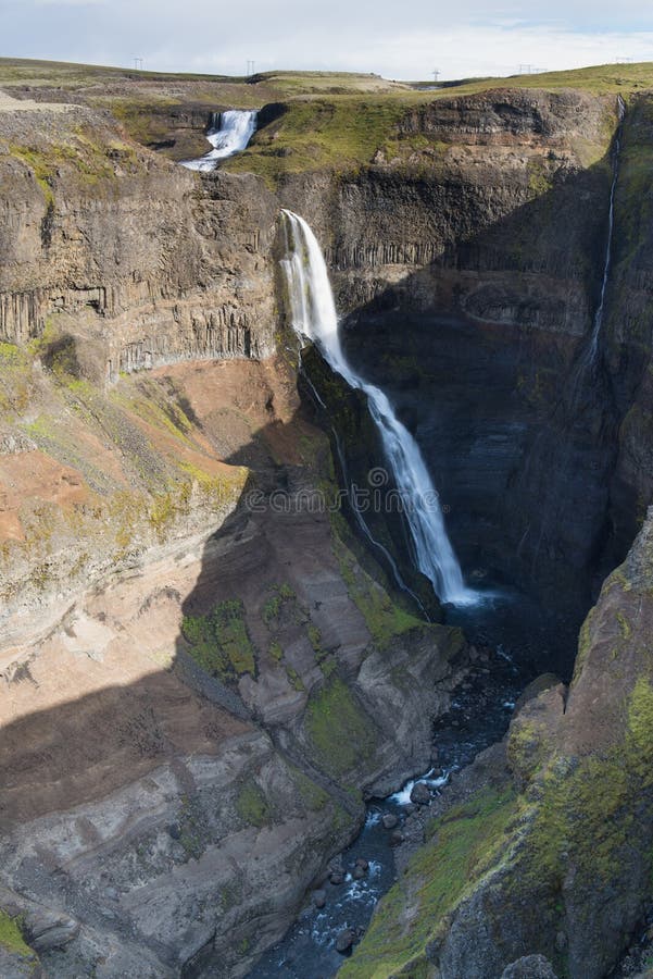 Dramatiskt landskap av den Haifoss vattenfallet, Island royaltyfri fotografi Dramatiskt landskap av den Haifoss vattenfallet, Island royaltyfri fotografi