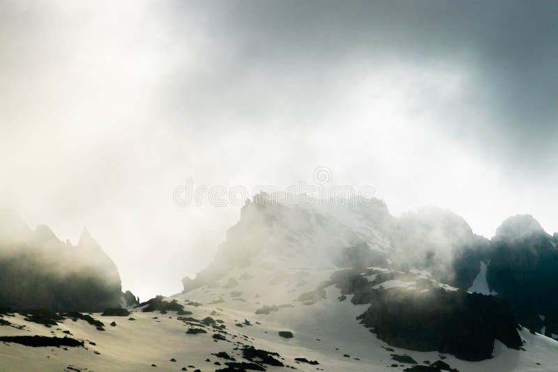 Dramatyczne chmury na górze śnieżnej góry fotografia stock Dramatyczne chmury na górze śnieżnej góry fotografia stock
