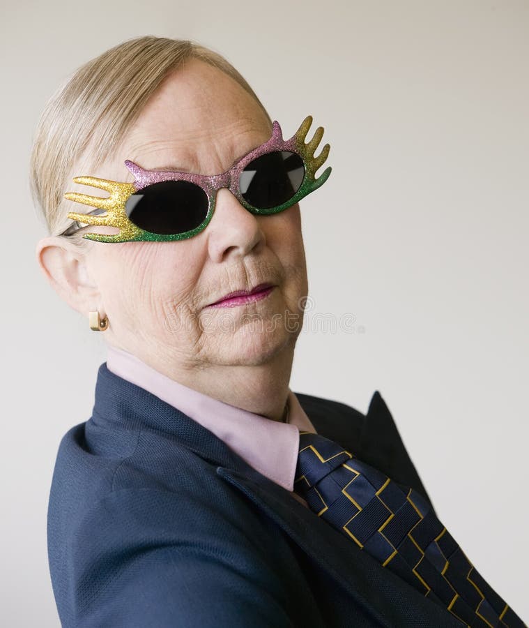 dramatyczne zabawnych nosi okulary starsza kobieta zdjęcia stock dramatyczne zabawnych nosi okulary starsza kobieta zdjęcia stock