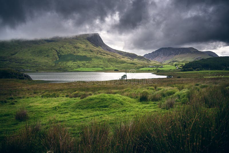 Dramatyczny, pochmurny krajobraz w snowdonia wales fotografia stock
