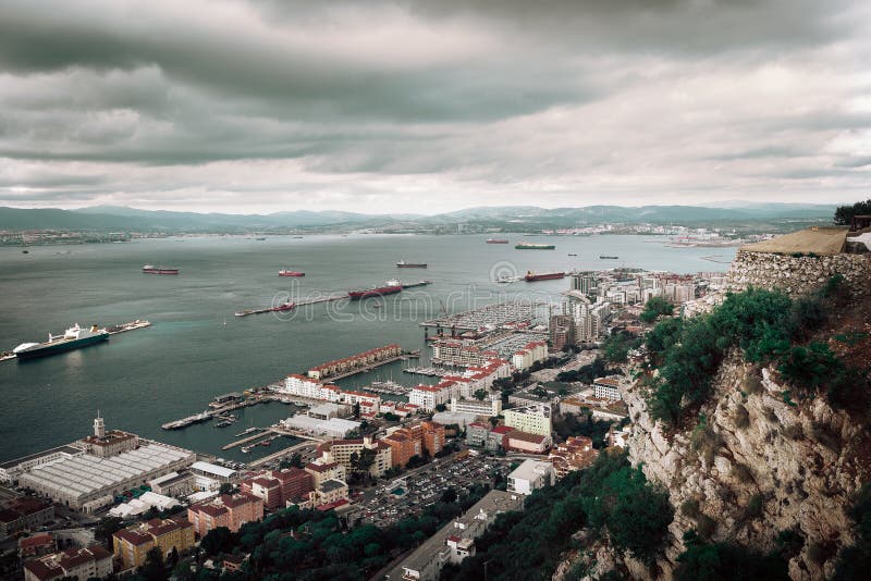 Dramatyczny widok z lotu ptaka na mieście i zatoce Gibraltar obraz stock Dramatyczny widok z lotu ptaka na mieście i zatoce Gibraltar obraz stock