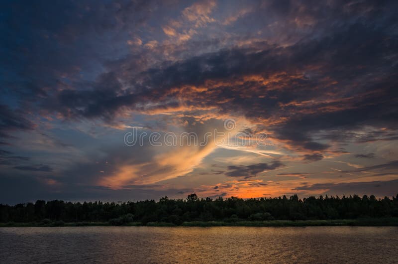 Drammatico si rannuvola l'acqua durante il tramonto fotografia stock libera da diritti Drammatico si rannuvola l'acqua durante il tramonto fotografia stock libera da diritti