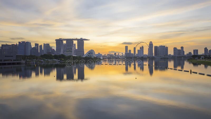 Dramática escena de atardecer en el horizonte de la ciudad marina bay singapur.