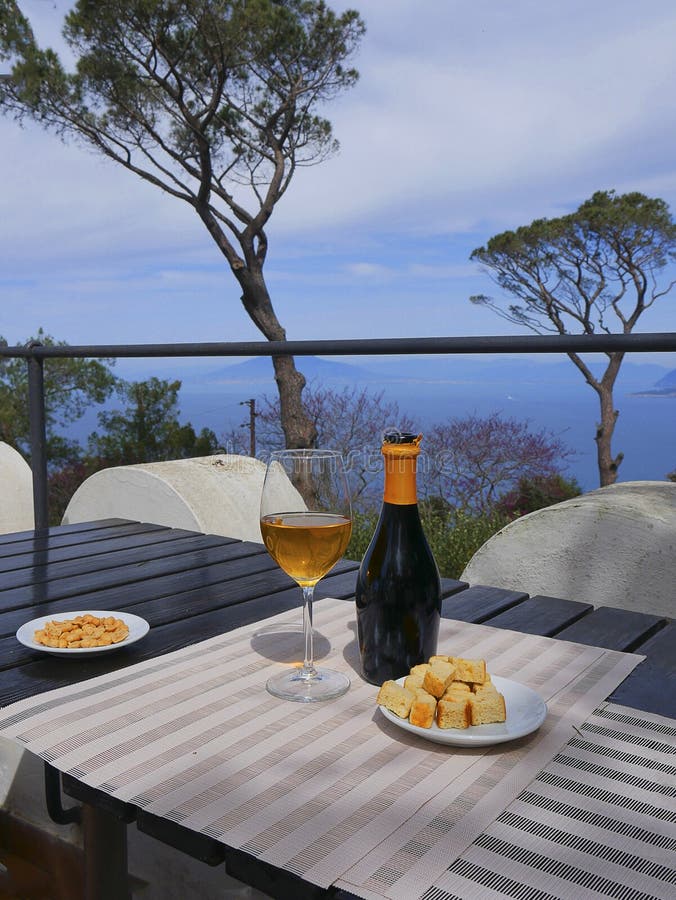 Drank op Terras van een tuin van een villa in Anacapri op het Eiland van Capri in de baai van Napels Italië stock afbeelding Drank op Terras van een tuin van een villa in Anacapri op het Eiland van Capri in de baai van Napels Italië stock afbeelding