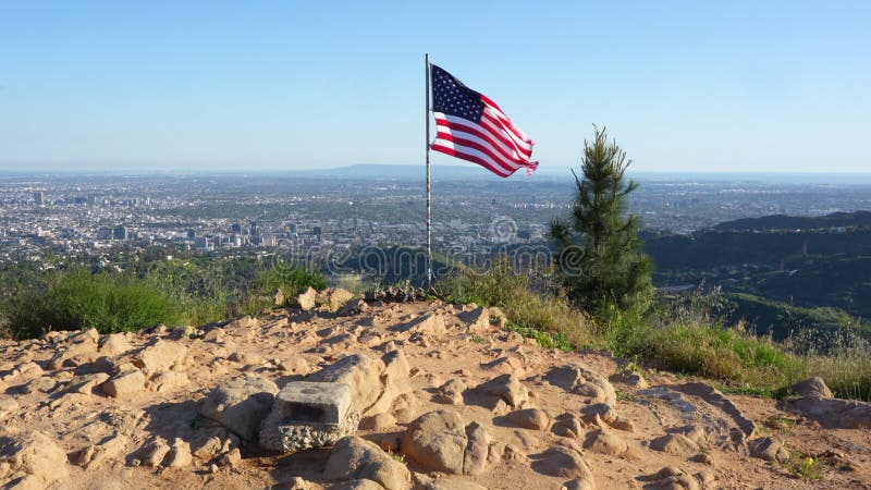 Drapeau américain agitant fièrement sur le pic burbank dans le parc griffith banque de vidéos