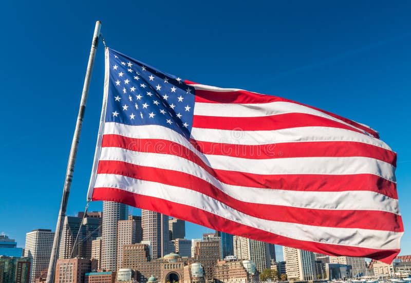 Drapeau américain couvrant l'horizon de Boston, mA - Etats-Unis image libre de droits Drapeau américain couvrant l'horizon de Boston, mA - Etats-Unis image libre de droits