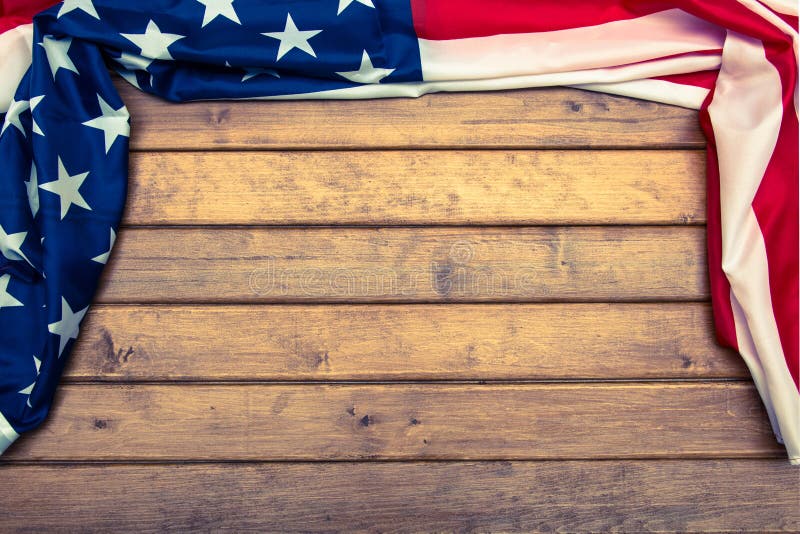 Drapeau américain sur le fond en bois avec un effet de tonalité Le drapeau des Etats-Unis d'Amérique descripteur La vue à partir photographie stock libre de droits Drapeau américain sur le fond en bois avec un effet de tonalité Le drapeau des Etats-Unis d'Amérique descripteur La vue à partir photographie stock libre de droits