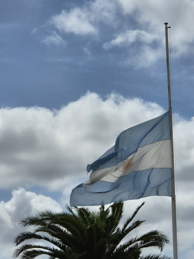 Drapeau argentin en demi-mât dans le deuil national.