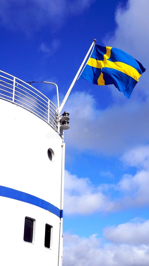 Drapeau de bateau et de Sweden’s à Stockholm images libres de droits Drapeau de bateau et de Sweden’s à Stockholm images libres de droits