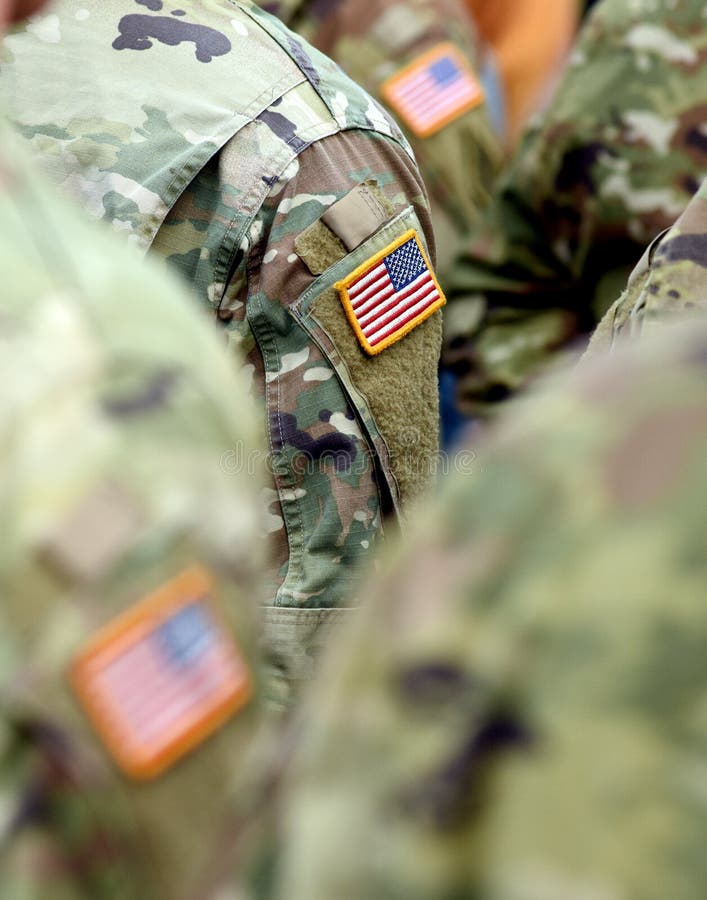 Drapeau de correction des Etats-Unis sur le bras de soldats Troupes des USA photo stock Drapeau de correction des Etats-Unis sur le bras de soldats Troupes des USA photo stock