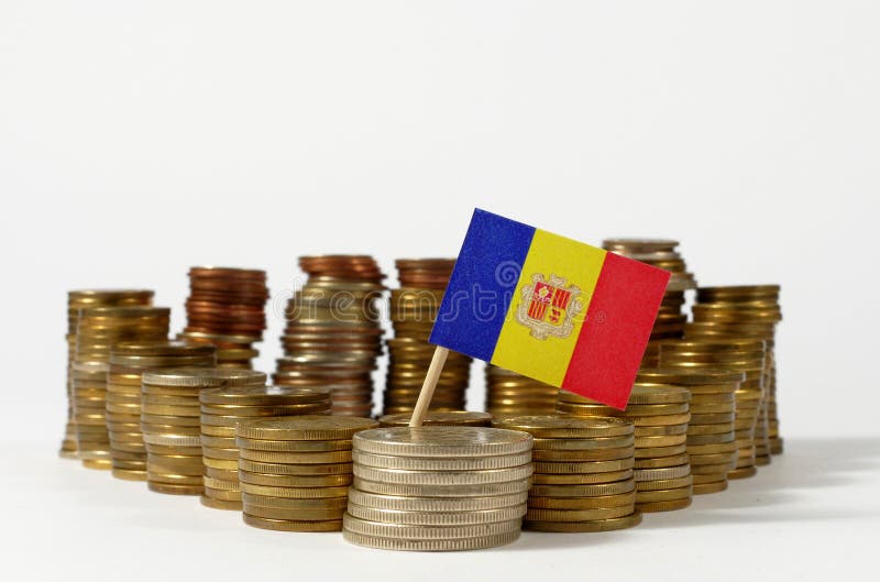 Drapeau de l'Andorre avec la pile de pièces de monnaie d'argent photo libre de droits