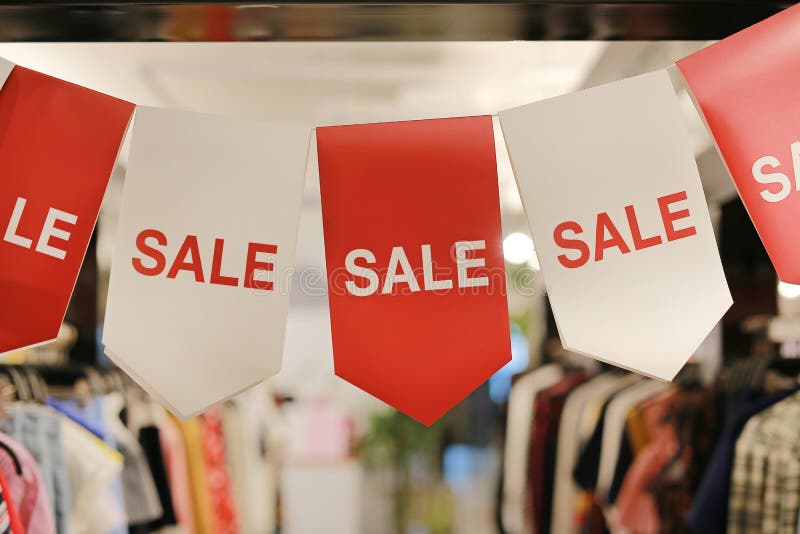 Drapeau de vente rouge et blanche dans le magasin image stock Drapeau de vente rouge et blanche dans le magasin image stock