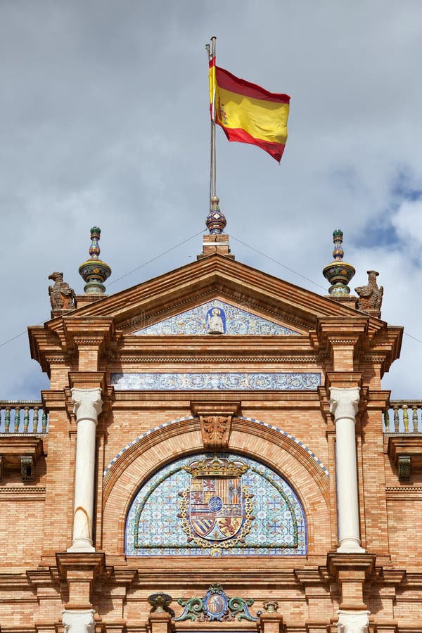 Drapeau et crête espagnols sur Plaza de Espana Pavilion en Séville image stock Drapeau et crête espagnols sur Plaza de Espana Pavilion en Séville image stock