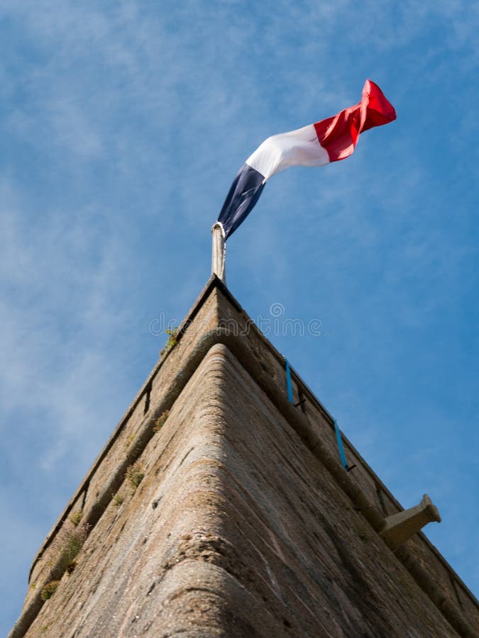 Drapeau français sur le mur d'un vieux fort dans Saint Malo photographie stock Drapeau français sur le mur d'un vieux fort dans Saint Malo photographie stock