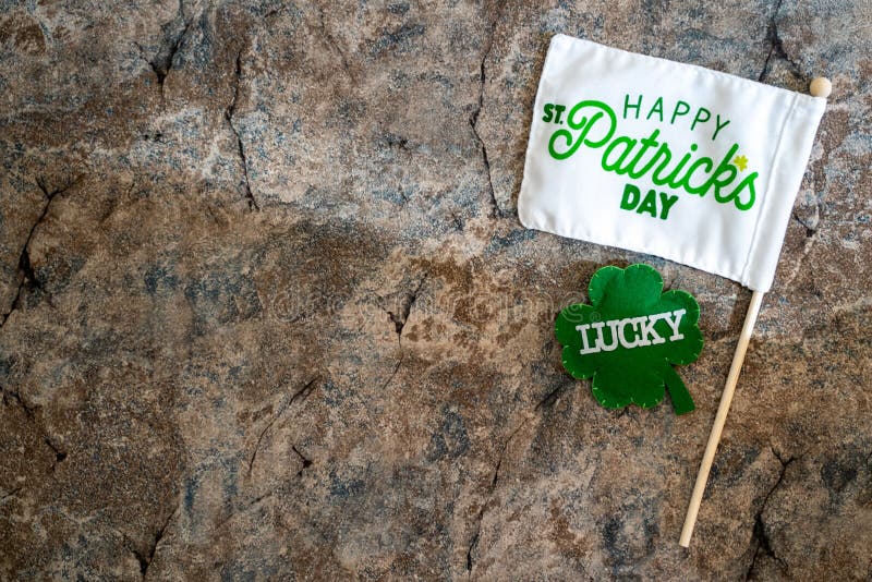 Drapeau heureux de jour de St Patricks avec un oxalide petite oseille chanceux Concept pour le jour de St Patricks Flatlay sur le photographie stock libre de droits Drapeau heureux de jour de St Patricks avec un oxalide petite oseille chanceux Concept pour le jour de St Patricks Flatlay sur le photographie stock libre de droits