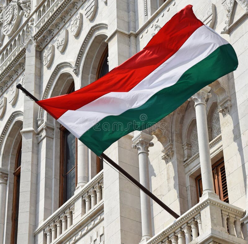 Drapeau hongrois dans la fenêtre du bâtiment du parlement, Budapest