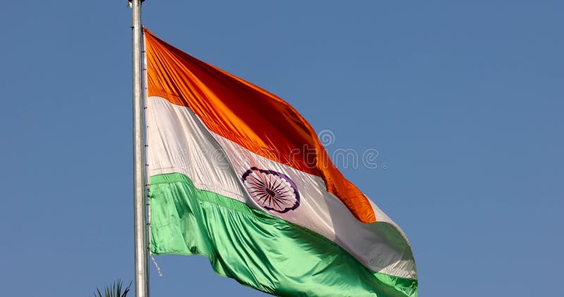 Drapeau indien brillant sur fond bleu ciel banque de vidéos