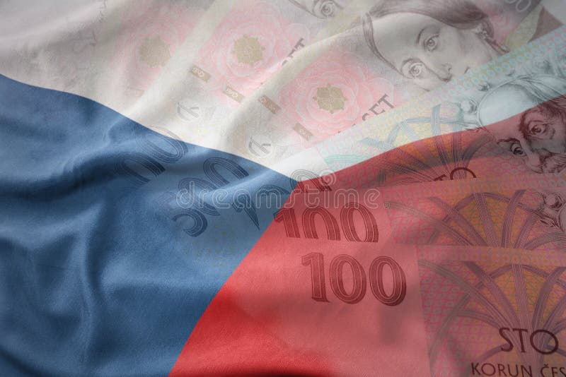 Drapeau national de ondulation coloré de République Tchèque sur un fond de billets de banque d'argent de couronne de Tchèque images stock