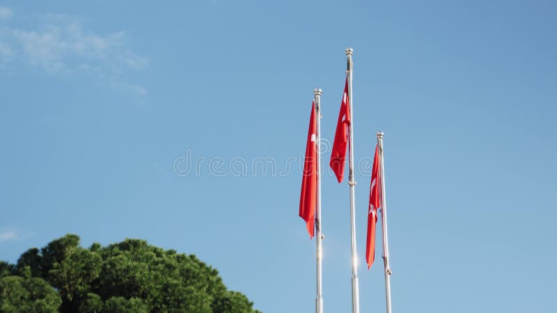 Drapeau national turc agitant contre le ciel bleu. symboles nationaux et drapeaux turcs