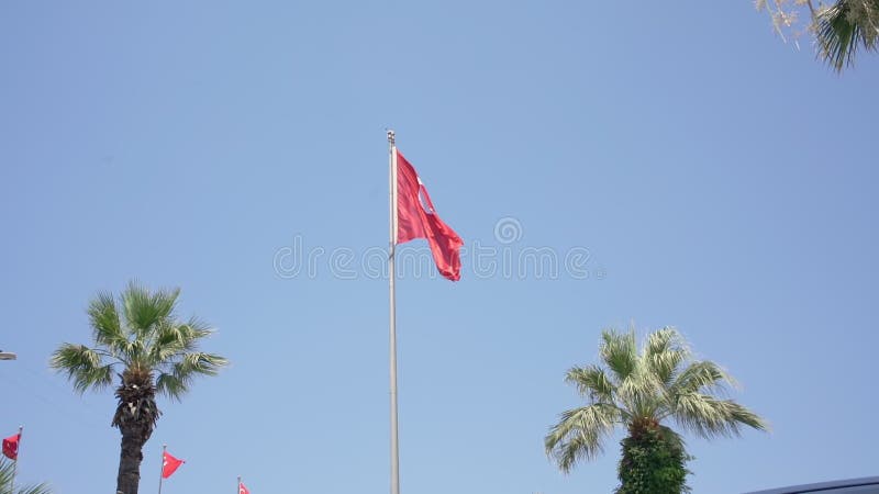 Drapeau national turc rouge agitant sur le drapeau contre ciel bleu.