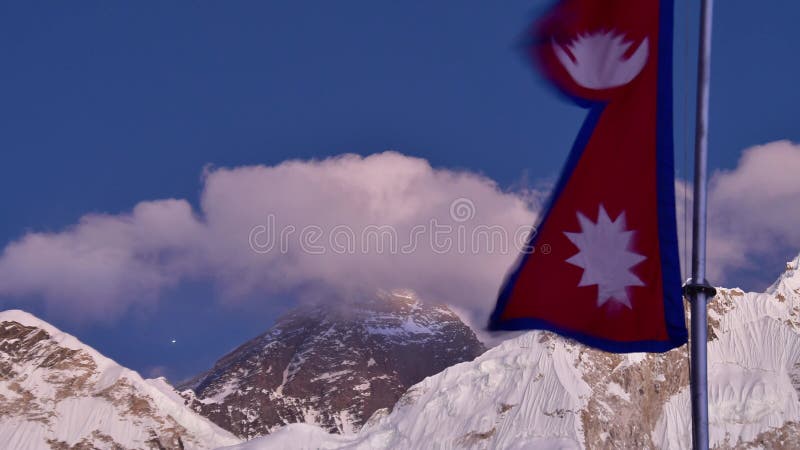 Drapeau népalais. Le pic de l'Everest dans la vallée de Khumbu Parc national de Solukhumbu Sagarmatha Népal. Trekking à EBCSeason banque de vidéos