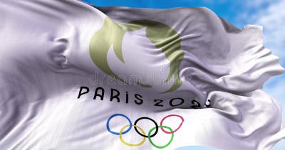 Drapeau Olympique De Paris 2024 Agitant Avec Ciel Flou De Paris La
