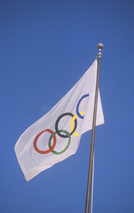 Drapeau Olympique, Jeux Olympiques D'été, Los Angeles, La Californie Photo  éditorial - Image du cinq, boucles: 52310751