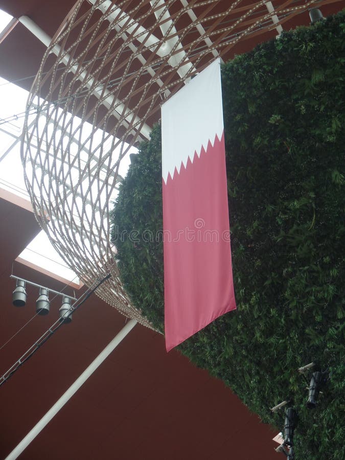 Drapeau qatari pendant d'un affichage photos stock Drapeau qatari pendant d'un affichage photos stock