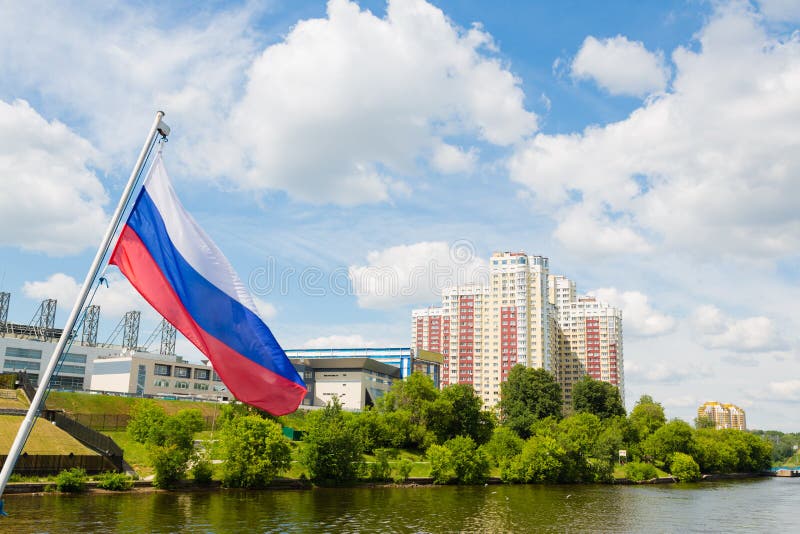 Drapeau russe sur le fond des banlieues de Moscou image libre de droits Drapeau russe sur le fond des banlieues de Moscou image libre de droits