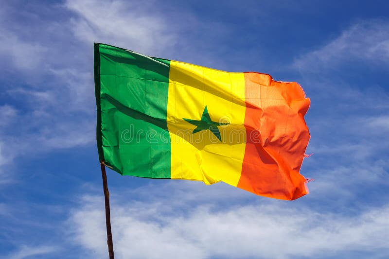 Drapeau Sénégal Agitant Dans Le Vent Contre Ciel Photo stock - Image du  mouvement, symbole: 271943812