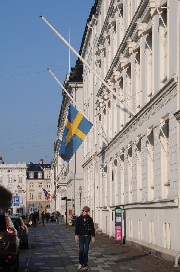 DRAPEAU SUÉDOIS À LA DEMI AMBASSADE DE MAST_SWEDISH photographie stock libre de droits DRAPEAU SUÉDOIS À LA DEMI AMBASSADE DE MAST_SWEDISH photographie stock libre de droits