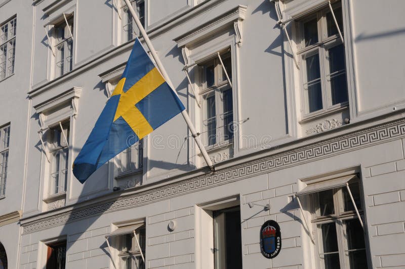 DRAPEAU SUÉDOIS À LA DEMI AMBASSADE DE MAST_SWEDISH image stock DRAPEAU SUÉDOIS À LA DEMI AMBASSADE DE MAST_SWEDISH image stock
