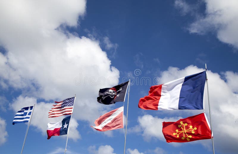 Drapeaux dans le ciel images stock Drapeaux dans le ciel images stock