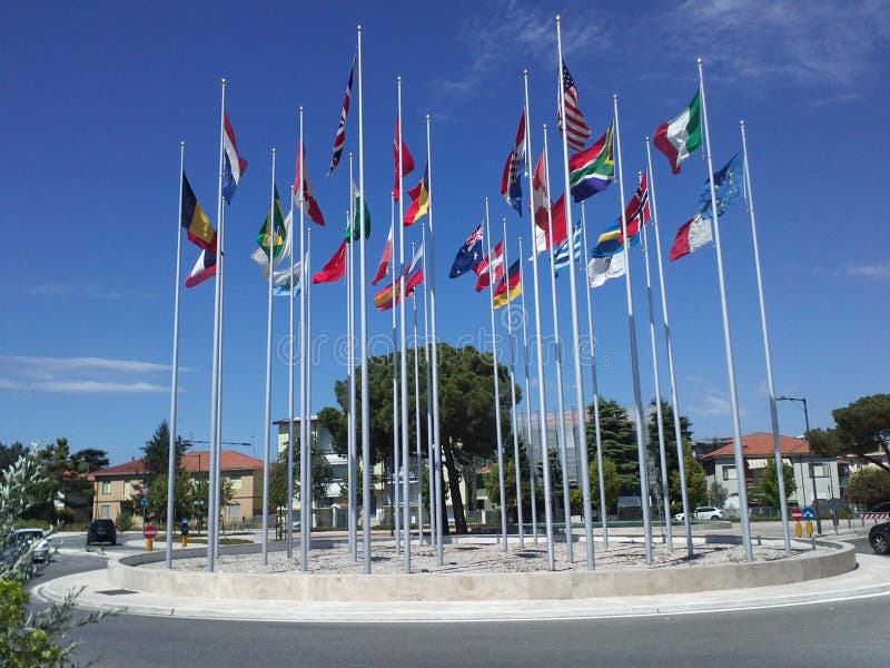Drapeaux de différents pays du monde Rimini l'Italie image stock Drapeaux de différents pays du monde Rimini l'Italie image stock