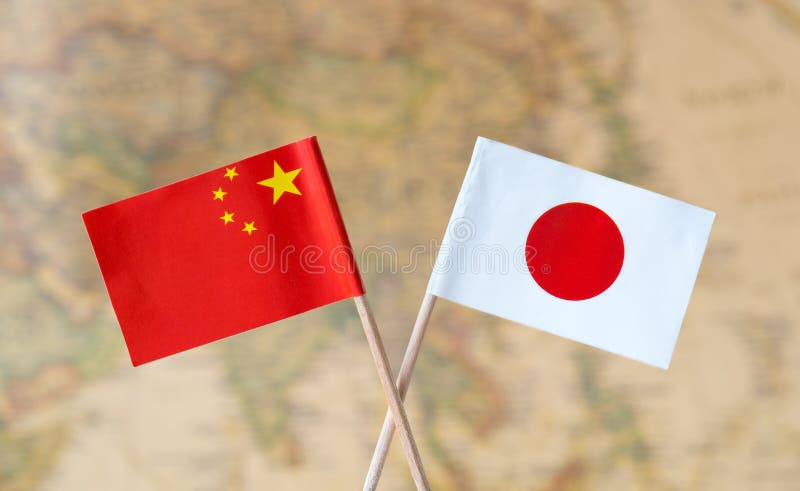 Drapeaux de la Chine et du Japon au-dessus de la carte du monde, image de concept de relations politiques photographie stock Drapeaux de la Chine et du Japon au-dessus de la carte du monde, image de concept de relations politiques photographie stock