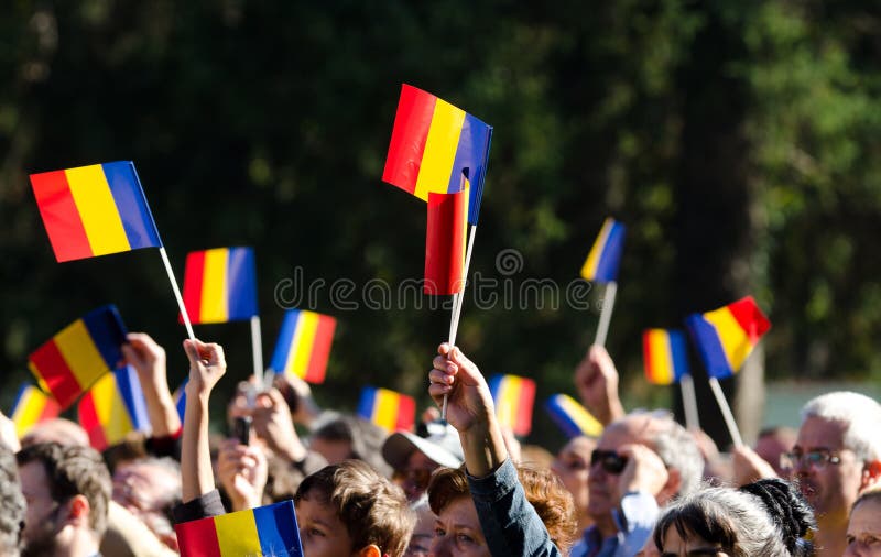 Drapeaux de ondulation de foule roumaine photographie stock libre de droits Drapeaux de ondulation de foule roumaine photographie stock libre de droits