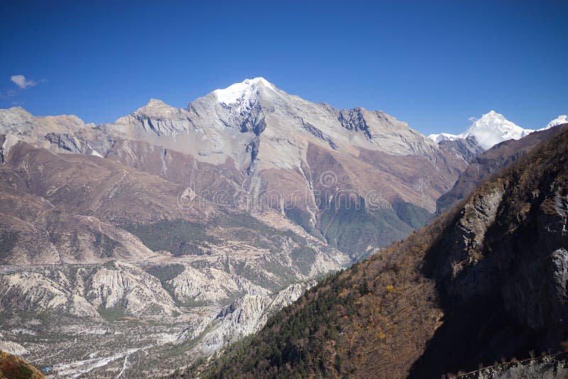 Drapeaux de prière dans les montagnes de l'Himalaya, région d'Annapurna, Népal image libre de droits Drapeaux de prière dans les montagnes de l'Himalaya, région d'Annapurna, Népal image libre de droits