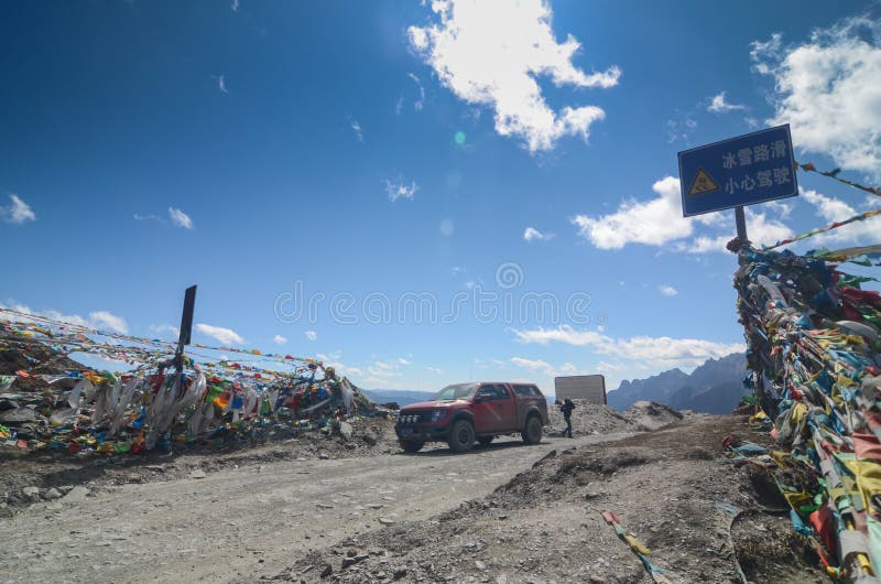 Drapeaux tib?tains color?s avec le ciel bleu au point de vue le long de la route ? la r?serve naturelle de Yading photo stock Drapeaux tib?tains color?s avec le ciel bleu au point de vue le long de la route ? la r?serve naturelle de Yading photo stock