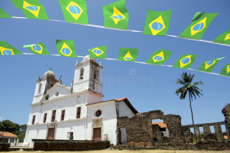 Drapelul brazilian care acoperă o biserică colonială albă nordeste brasil stock photo