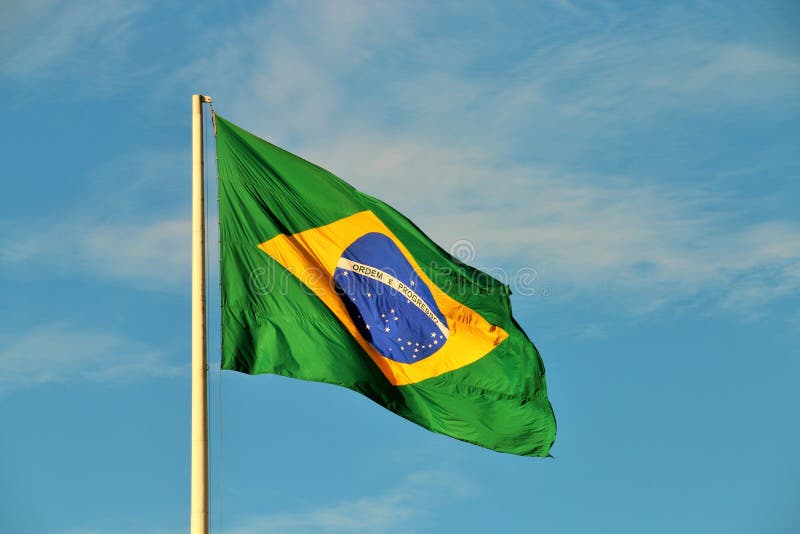 Drapelul brazilian fluturând royalty free stock photography