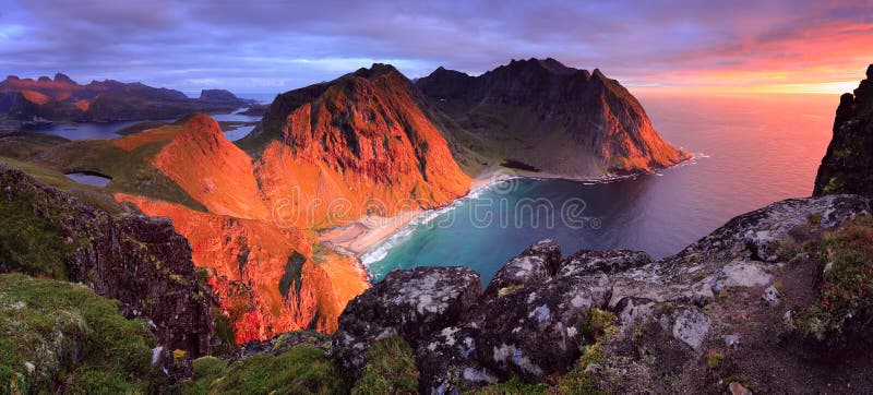 Drastische Ansicht der Betäubung von Kvalvika-Strand bei Sonnenuntergang in Norwegen, Lofoten-Inseln lizenzfreies stockbild Drastische Ansicht der Betäubung von Kvalvika-Strand bei Sonnenuntergang in Norwegen, Lofoten-Inseln lizenzfreies stockbild